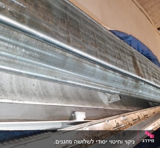 יחידת מיזוג אוויר עם צינורות מתכת חשופים